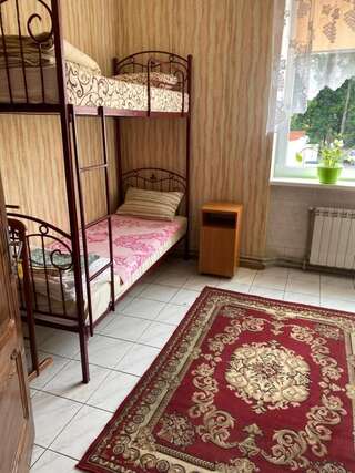Хостелы Centre Hostel Мукачево Кровать в общем номере с 4 кроватями-1