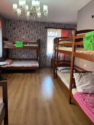 Хостелы Centre Hostel Мукачево Общий номер для мужчин и женщин с 8 кроватями-4