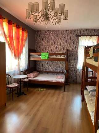 Хостелы Centre Hostel Мукачево Общий номер для мужчин и женщин с 8 кроватями-8